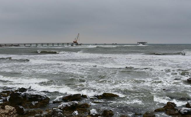 Два неидентифицирани обекта плават в Черно море, военните ги следят