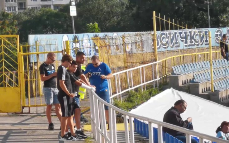 Божинов гледа мача в компанията на Валери младши