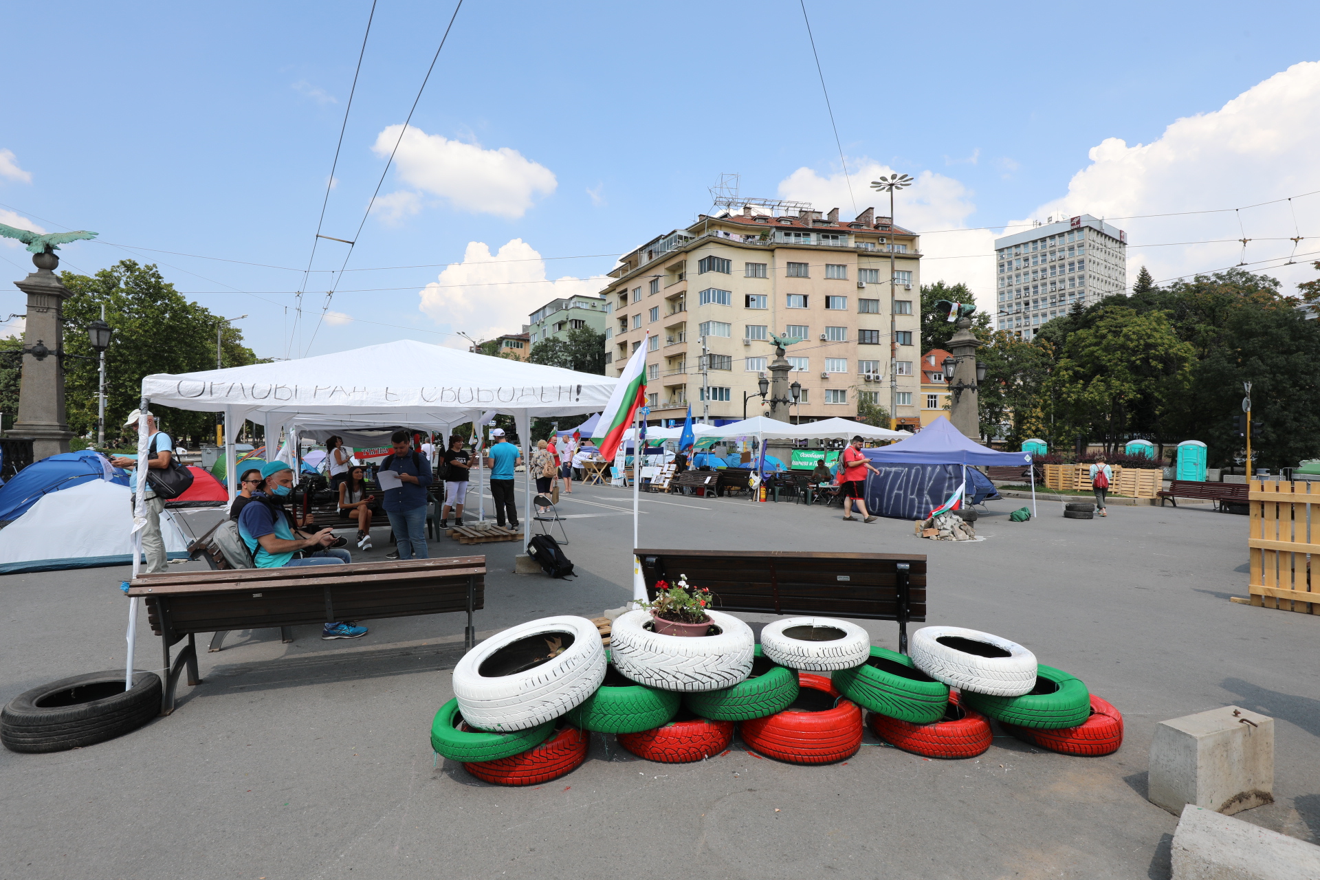 Група младежи дойдоха на мястото и разбутаха палатките и шатрата.