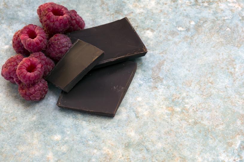 <p><strong>Хапвайте си горски плодове и черен шоколад</strong></p>

<p>Те също се радват на голям брой антиоксиданти, но тези в състава им са ​​флаваноли, които могат да предпазят кожата от вредните влияния на слънцето. Горските плодове и черният шоколад също са богати на диетични фибри, което всъщност е най-важното нещо, което да консумирате, за да отслабнете.</p>