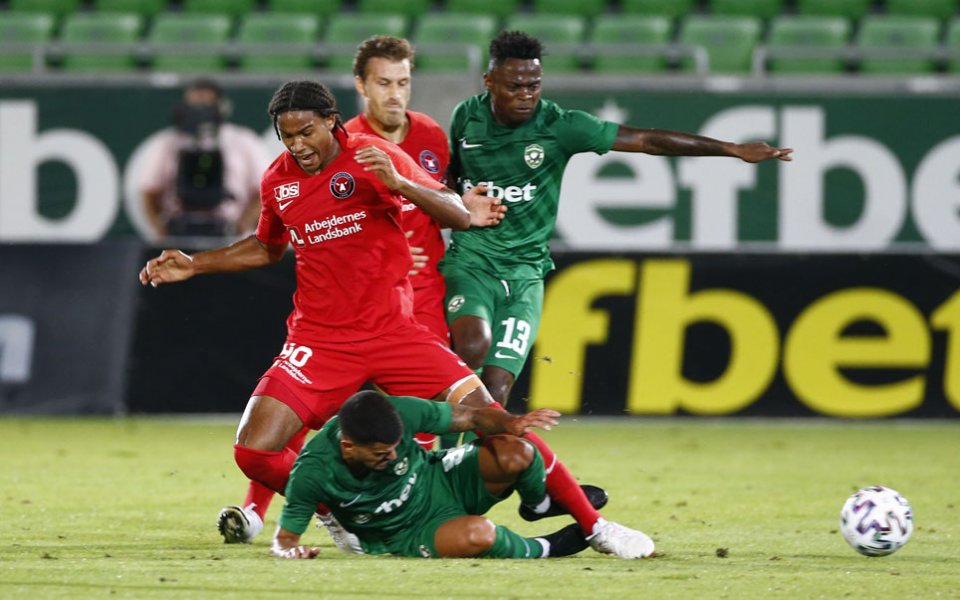 В 64-ата минута след удар на Каули Оливейра играч на