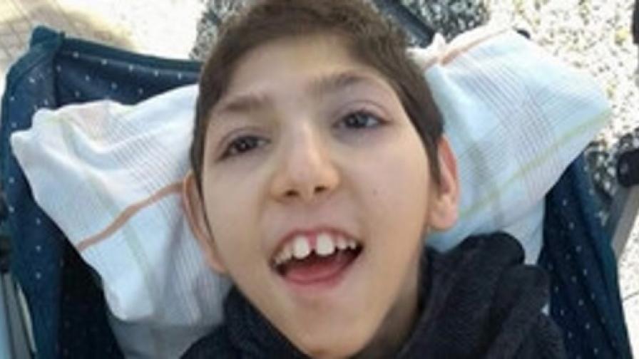 За да диша Марио: Дете с церебрална парализа се нуждае от спешна операция в Турция
