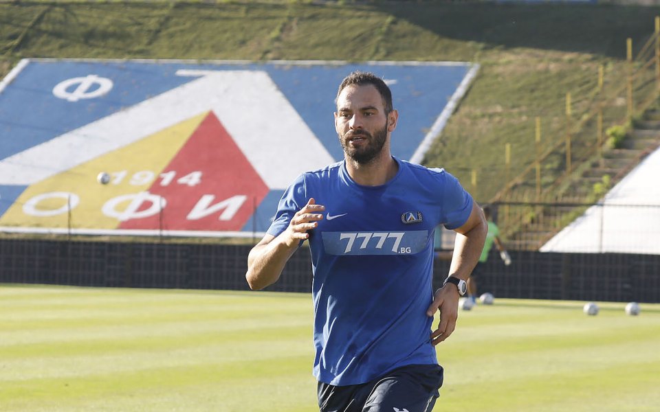 Полузащитникът Симеон Славчев говори пред камерите на предаването "Домът на