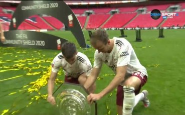 Вижте награждаването и радосста на футболистите на Арсенал след победата