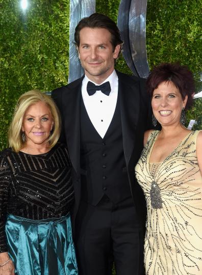 Глория Кампано и Брадли Купър: майка и син на червения килим