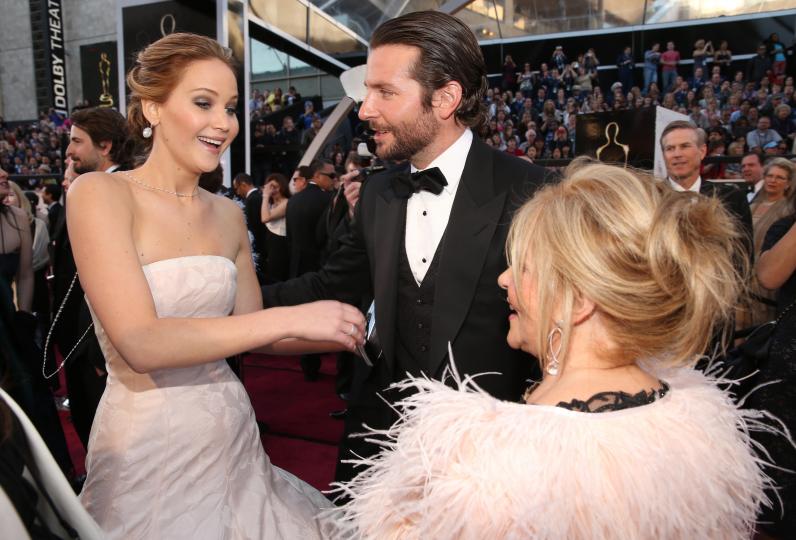 Глория Кампано и Брадли Купър: майка и син на червения килим