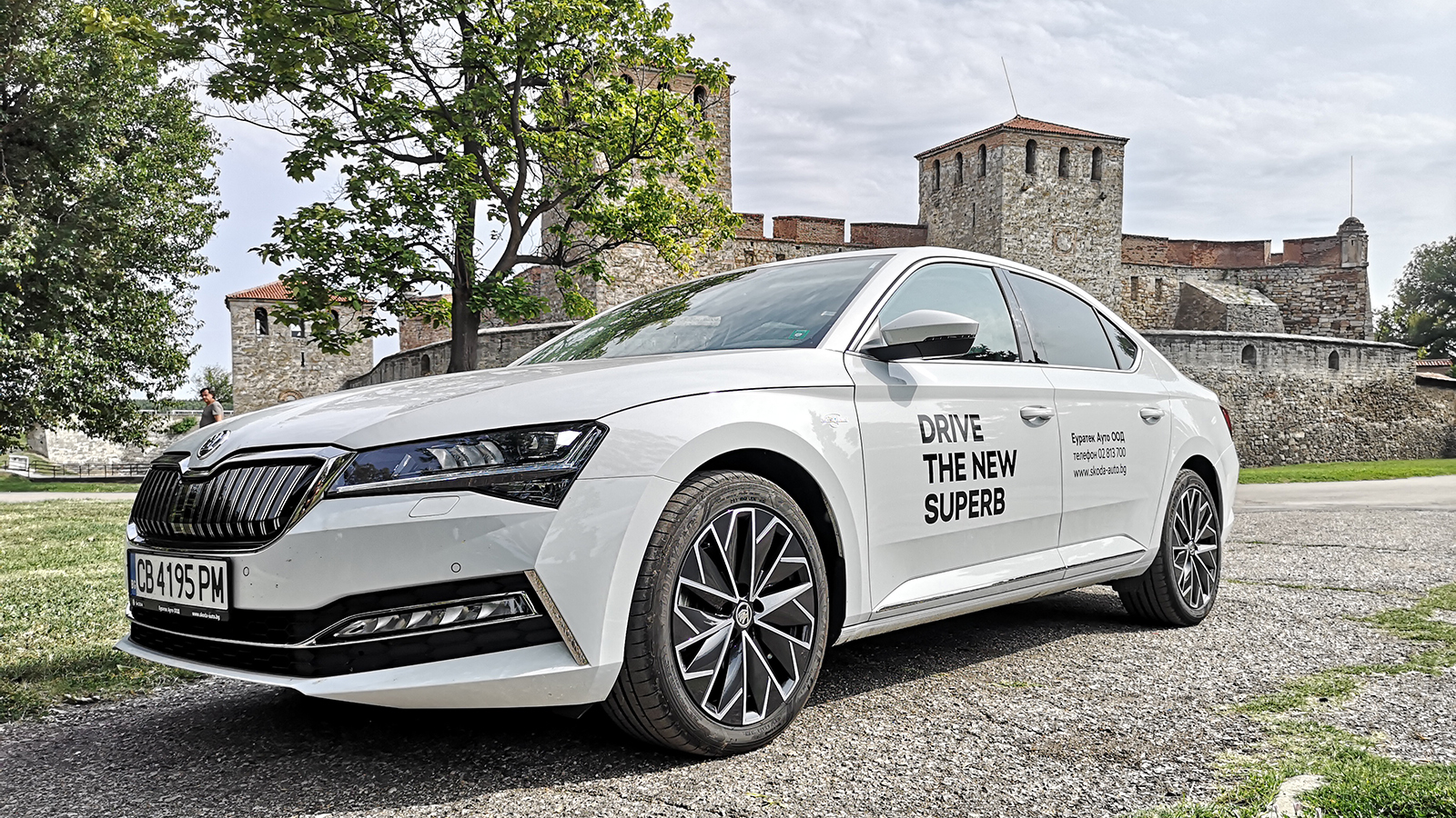 Хибридната Skoda Superb iV вади скрити козове