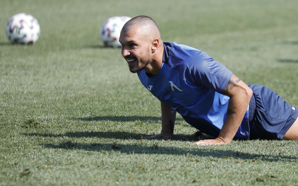 Нападателят на Левски Валери Божинов е затрупан с оферти за