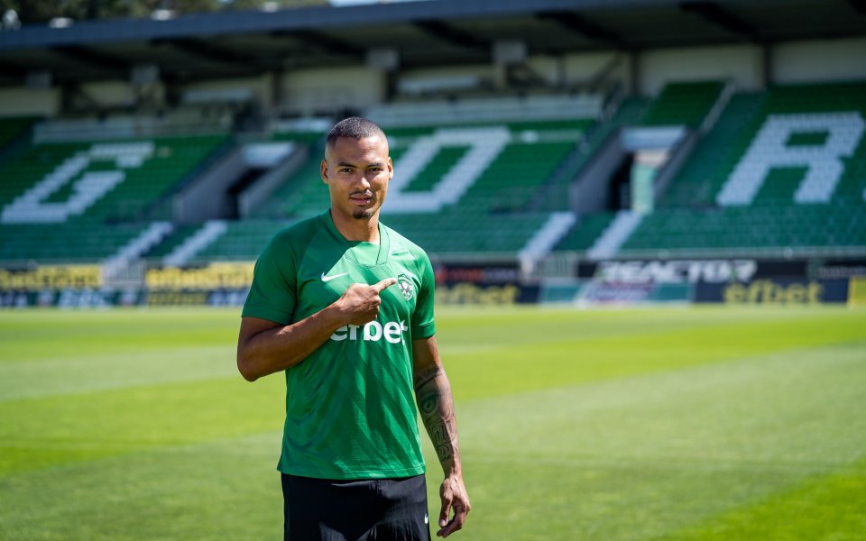 След като играеше под наем в белгийския Еупен от Депортиво