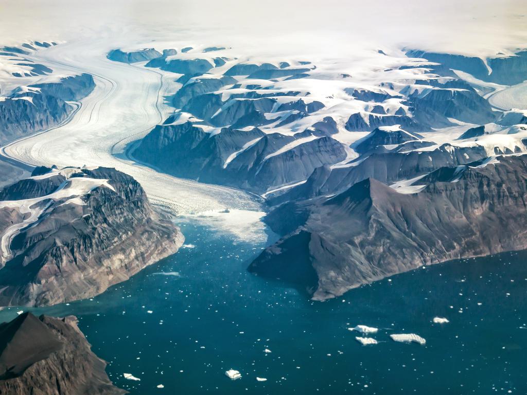 Под ледената шир на ледената покривка на Гренландия се крие