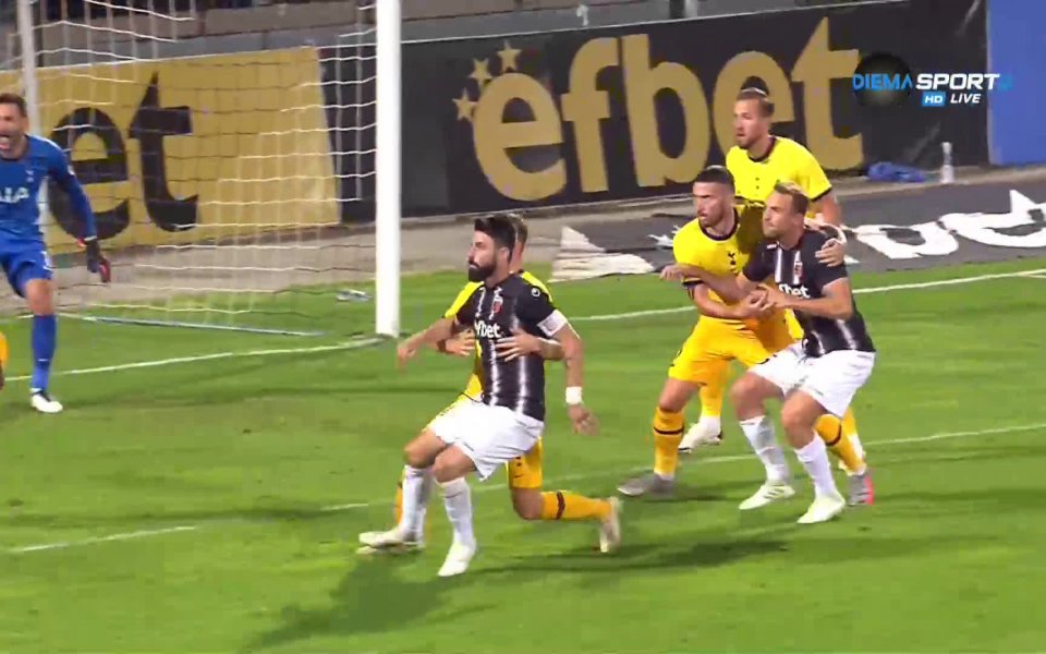 След изпълнение на ъглов удар в 71-ата минута влезлият преди