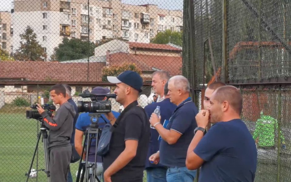 Мажоритарният собственик на Левски Наско Сираков беше хванат да наблюдава