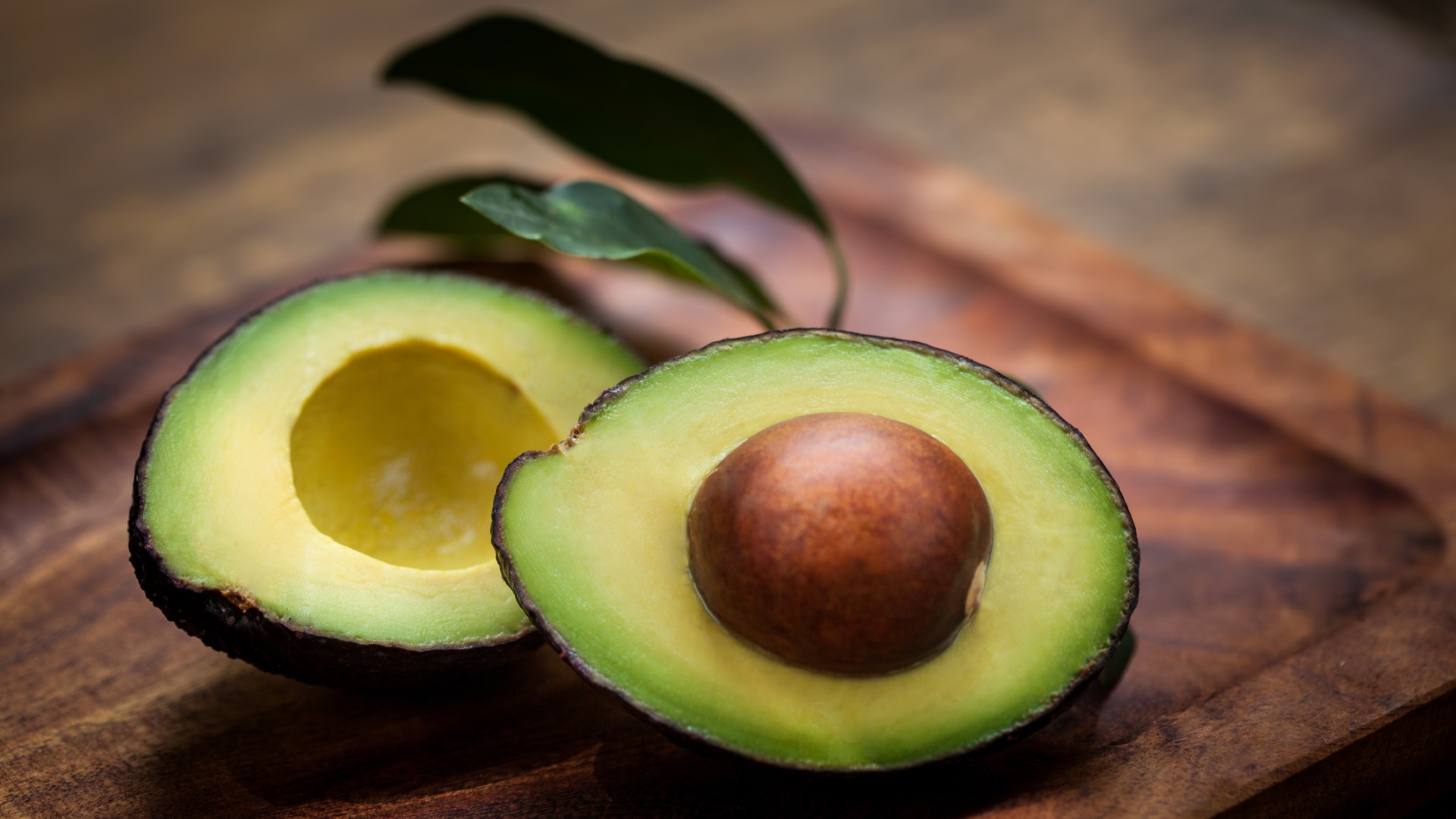 <p><strong>Авокадо</strong></p> <p>Повечето плодове са с високо съдържание на въглехидрати, докато авокадото се състои главно от полезни мазнини. В него има олеинова и мононенаситена мазнини, както и калий, фибри и магнезий.</p>