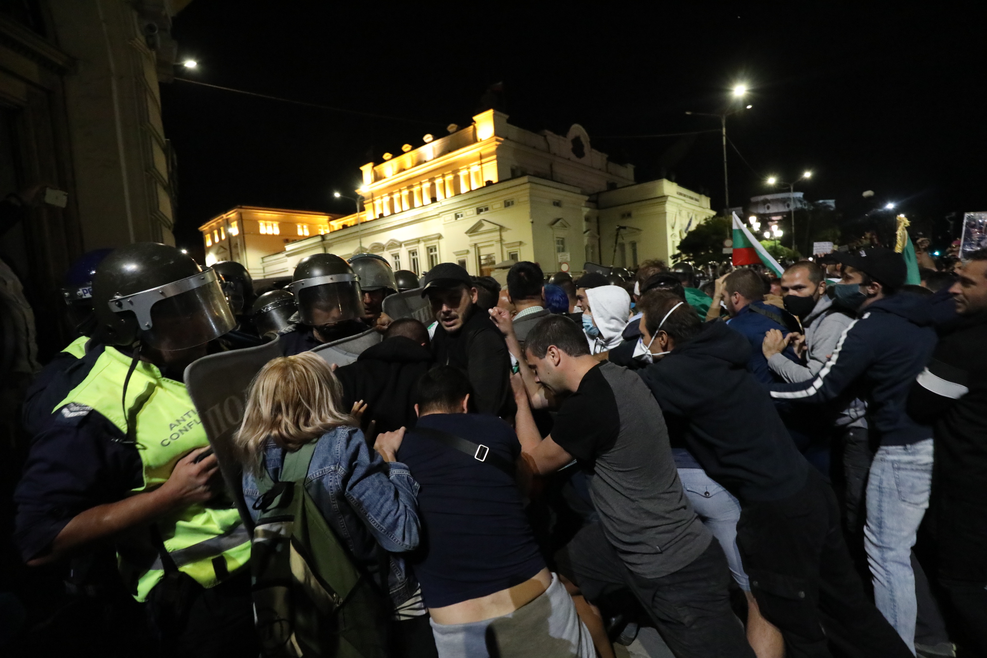 СДВР: Полицай е ранен с камък в главата при протеста вчера