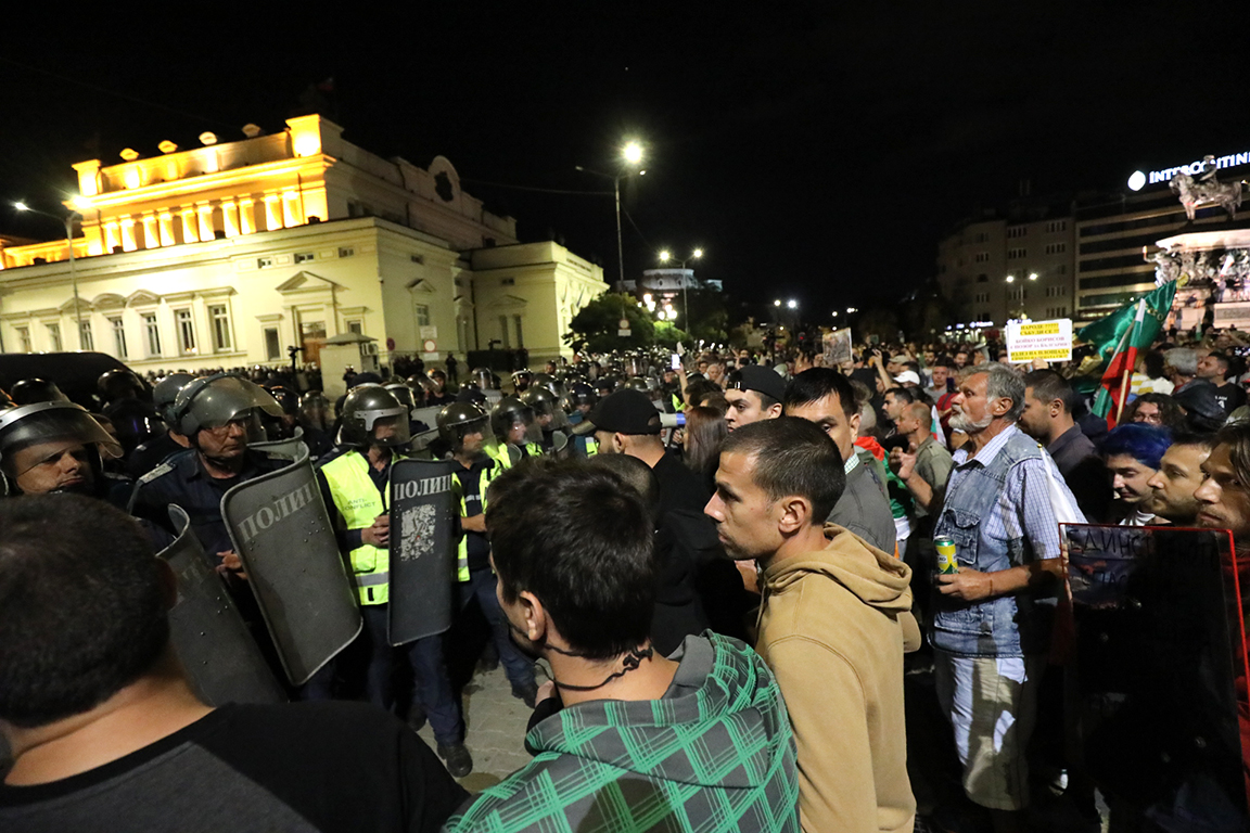 <p>Сблъсъци между полиция и протестиращи пред парламента. Полицейски кордон препречи шествието до паметника на Незнайния воин</p>