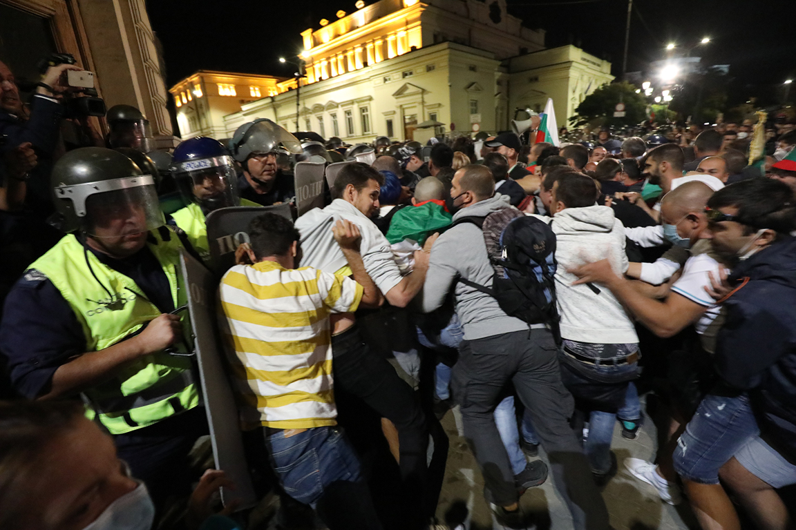 <p>Сблъсъци между полиция и протестиращи пред парламента. Полицейски кордон препречи шествието до паметника на Незнайния воин</p>