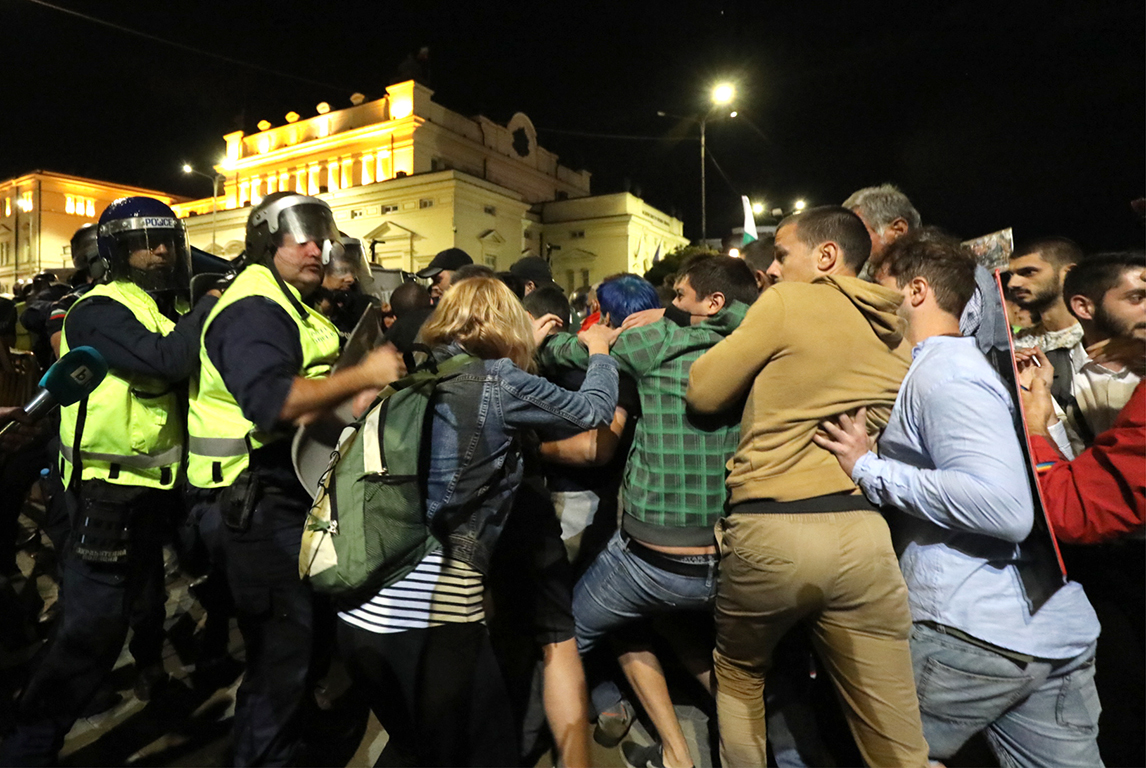<p>Сблъсъци между полиция и протестиращи пред парламента. Полицейски кордон препречи шествието до паметника на Незнайния воин</p>