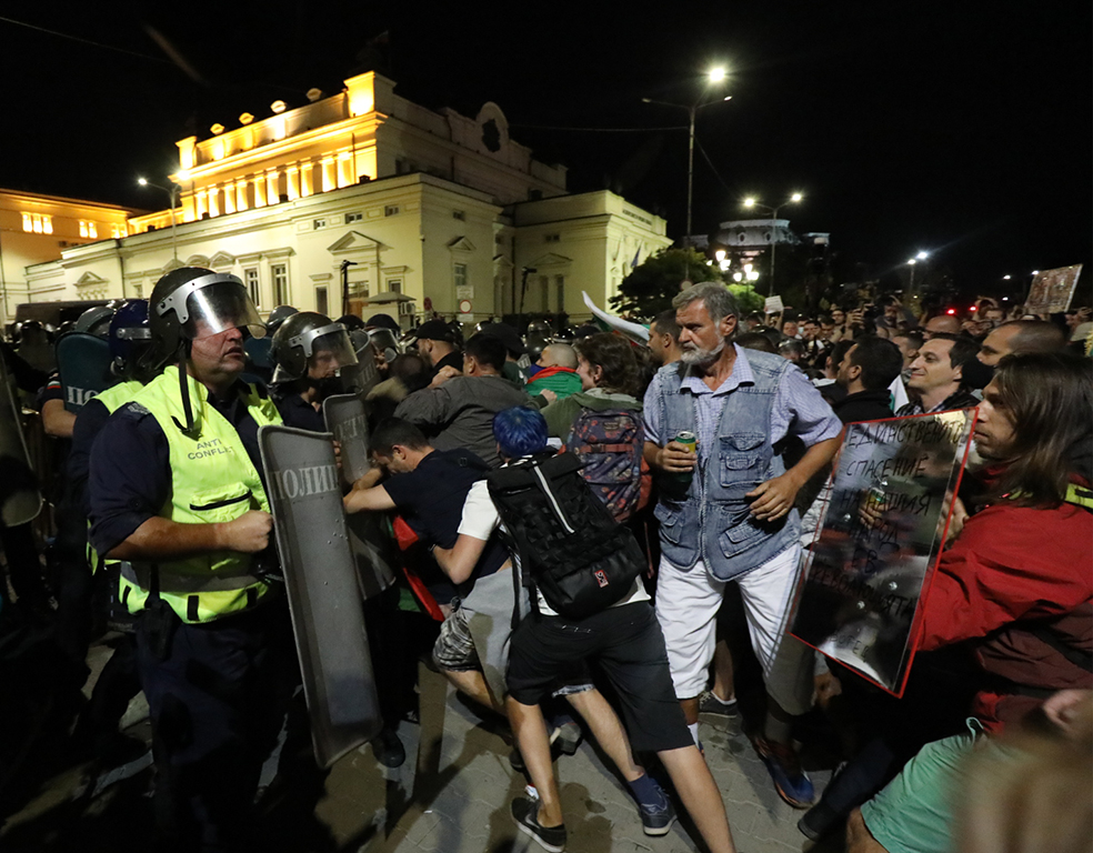 <p>Сблъсъци между полиция и протестиращи пред парламента. Полицейски кордон препречи шествието до паметника на Незнайния воин</p>