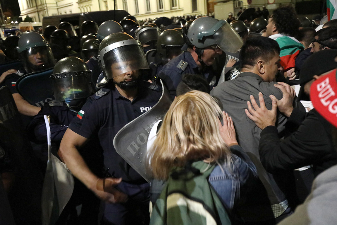 <p>Сблъсъци между полиция и протестиращи пред парламента. Полицейски кордон препречи шествието до паметника на Незнайния воин</p>