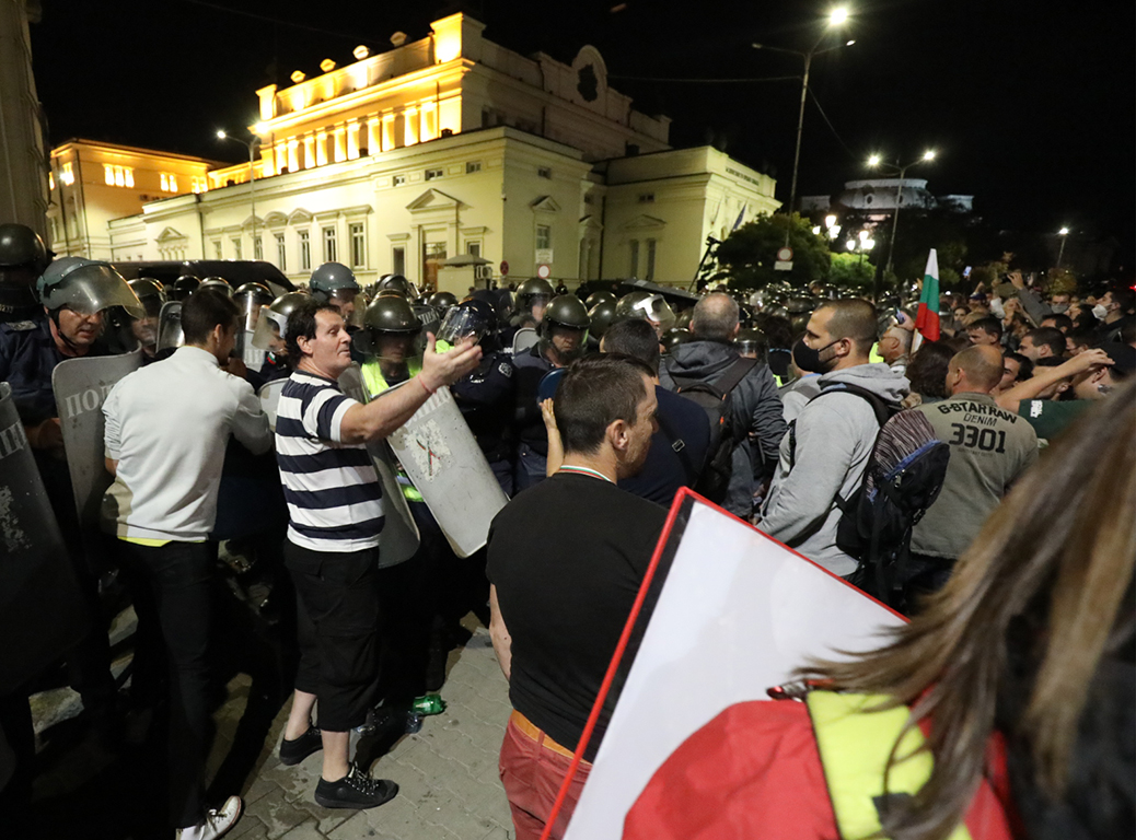 <p>Сблъсъци между полиция и протестиращи пред парламента. Полицейски кордон препречи шествието до паметника на Незнайния воин</p>