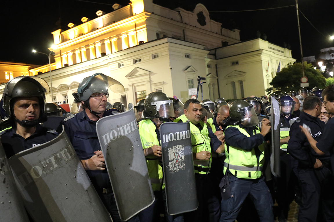 <p>Сблъсъци между полиция и протестиращи пред парламента. Полицейски кордон препречи шествието до паметника на Незнайния воин</p>