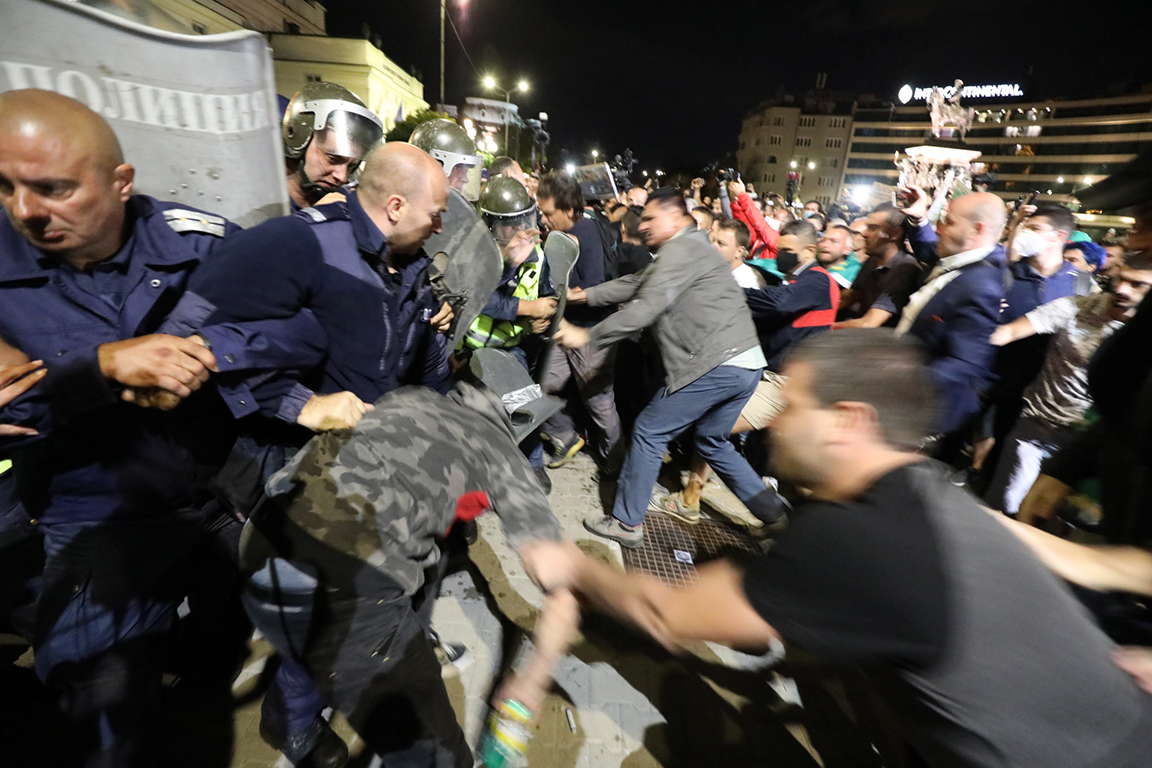 <p>Сблъсъци между полиция и протестиращи пред парламента. Полицейски кордон препречи шествието до паметника на Незнайния воин</p>