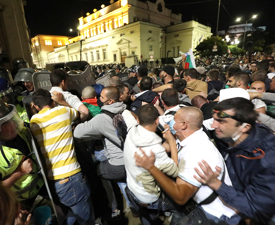 <p>Сблъсъци между полиция и протестиращи пред парламента. Полицейски кордон препречи шествието до паметника на Незнайния воин</p>