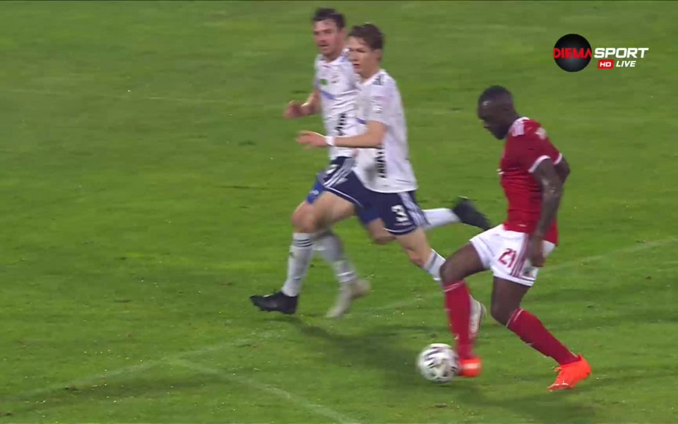 В 27-та минута ЦСКА поведе с гол на Али Соу.