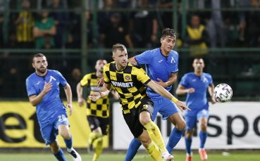 Ботев Пловдив победи Левски с 2 1 в Коматево Нападателят на жълто черните Атанас
