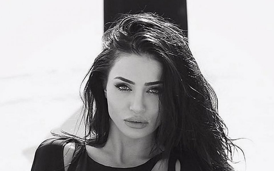 Сексапилната моделка оглави класациите зав Италия. Румънката е жената до