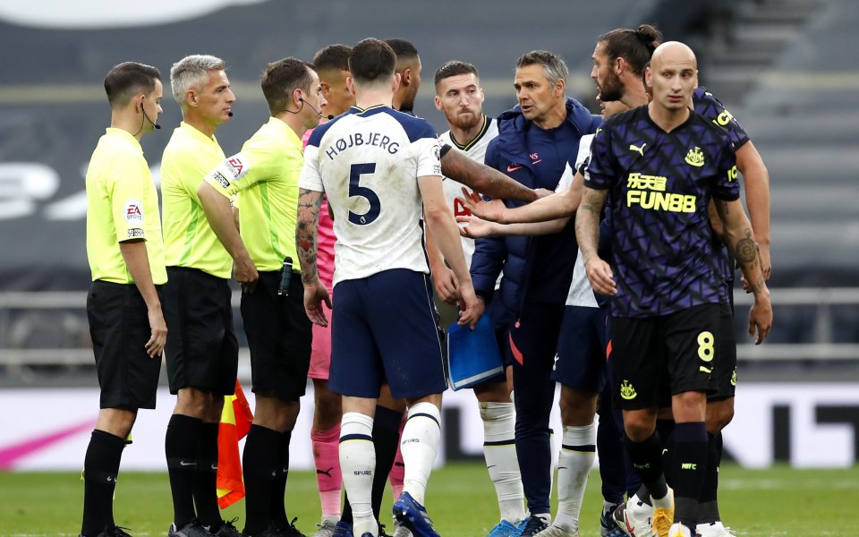 Треньорът на вратарите в Тотнъм Нуно Сантош бе наказан с