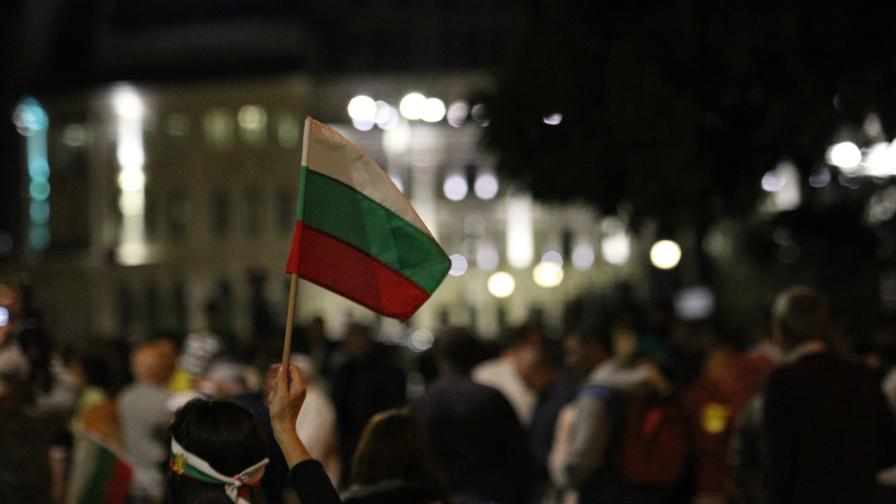 83-и ден на протести, в Благоевград посрещнаха Караянчева с яйца