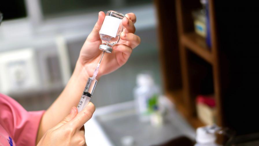 На живо: Медицинска сестра е първата ваксинирана срещу COVID-19 в САЩ