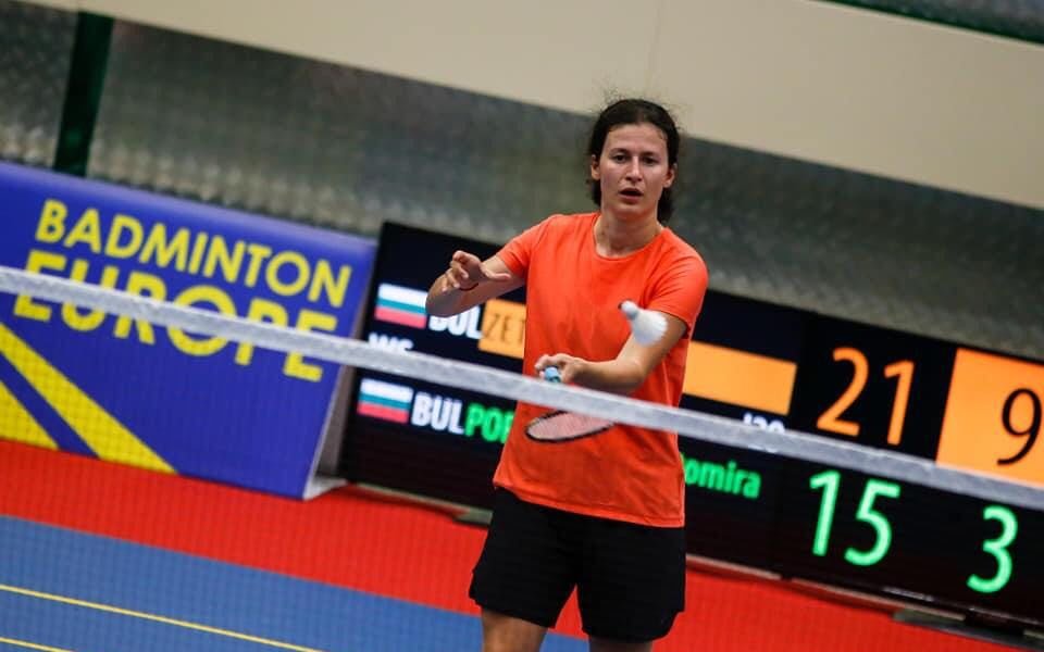 С година закъснение, без публика, насред шум от протести, в