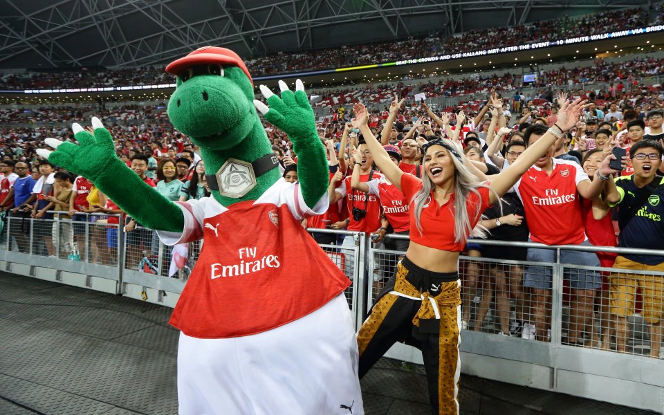 Талисманът на Арсенал се завърна отново на "Емирейтс Стейдиъм", стана