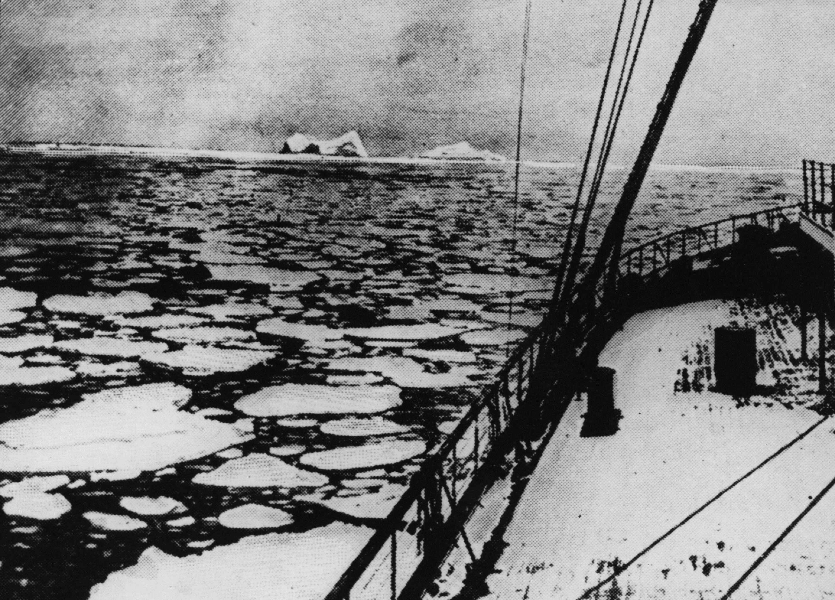 <p>След удара с айсберга минават цели 60 минути, преди да бъде спусната първата спасителна лодка.</p>