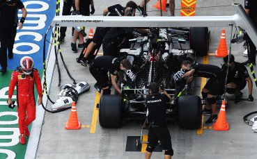 Човек от екипа на Мерцедес е с положителен резултат на