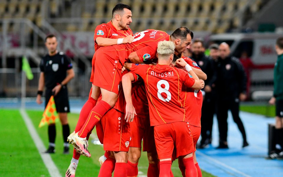 Футболистите от националния отбор на Македония бяха причакани празнично от