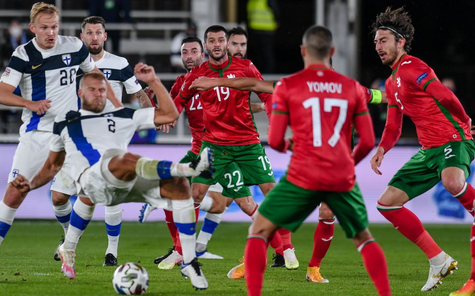 Националните отбори на Финландия и България играят при резултат 2:0