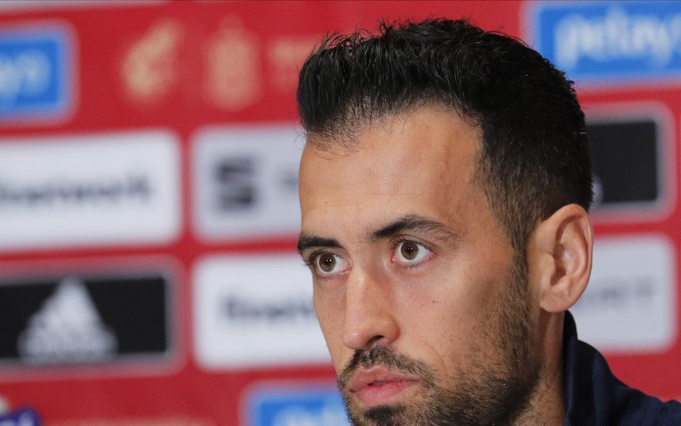 Вицекапитанът на Испания Серхио Бускетс говори пред медиите на брифинга