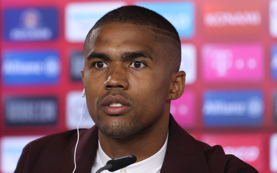 Дъглъс Коста не се интересува от критиките, идващи от бившия