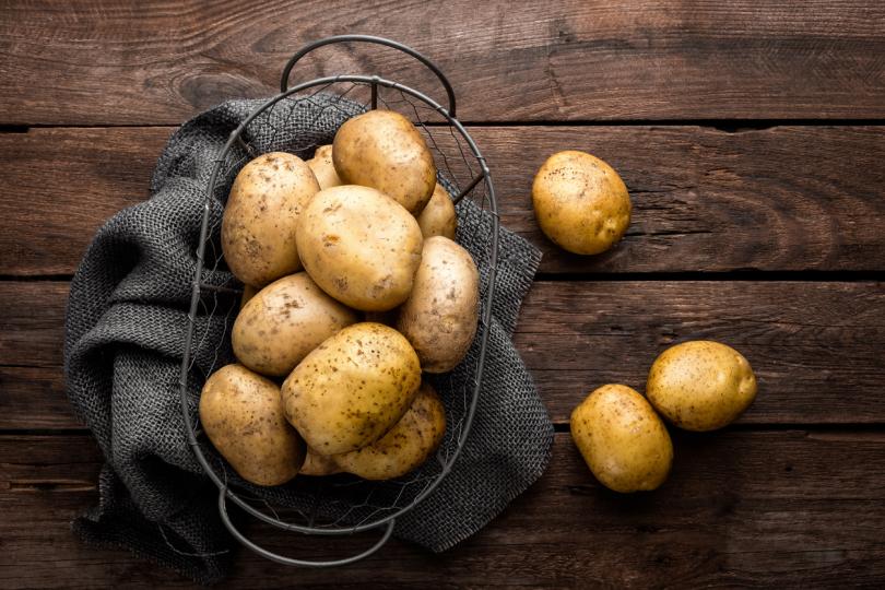 <p>Картофите, избрани за кюфтета, трябва да бъдат почти еднакво големи, за да се сварят едновременно. Измиват се и се поставят в студена подсолена вода, без да се белят. Всички картофи трябва да са под водата.</p>