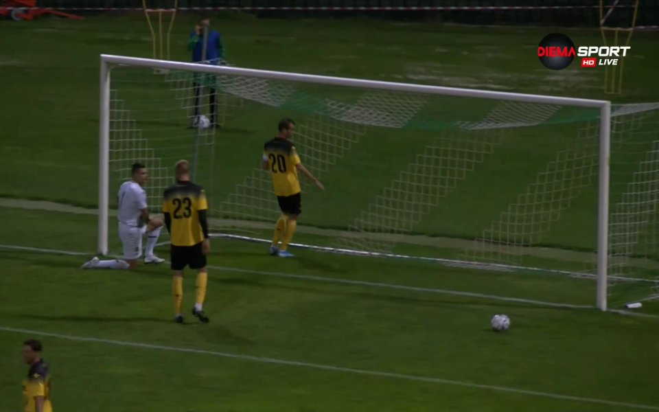 Още в 8-ата минута на срещата Станислав Манолев изведе "орлетата"