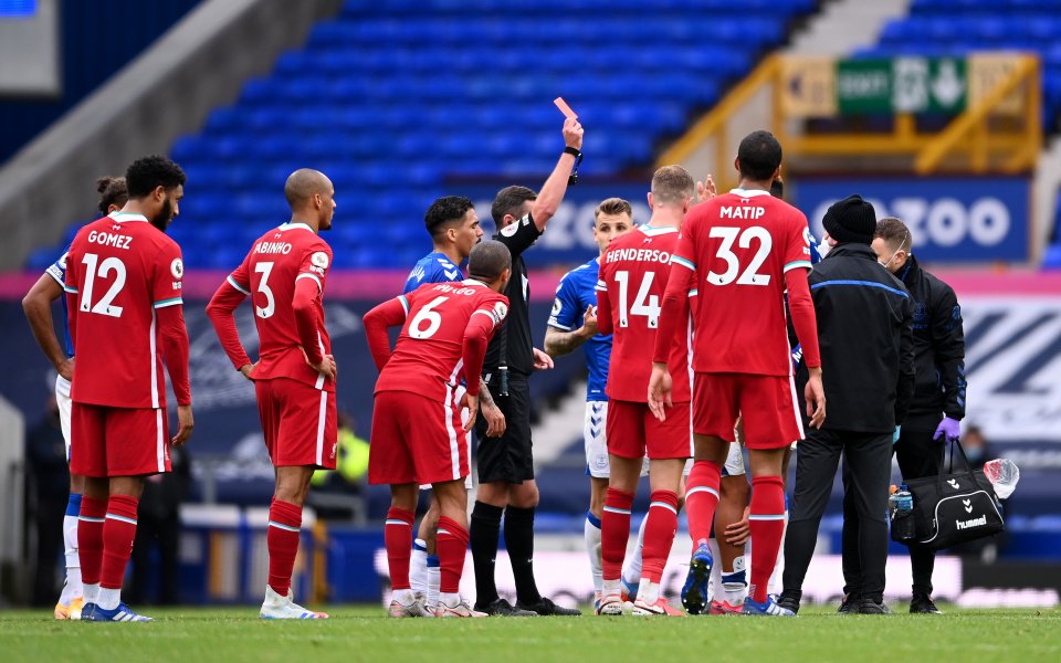 Бившият английски топ съдия Марк Клатенбърг отговори на , че