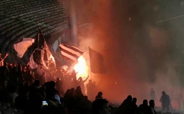 Феновете на Славия празнуват гола на Кръстев с димки и факли