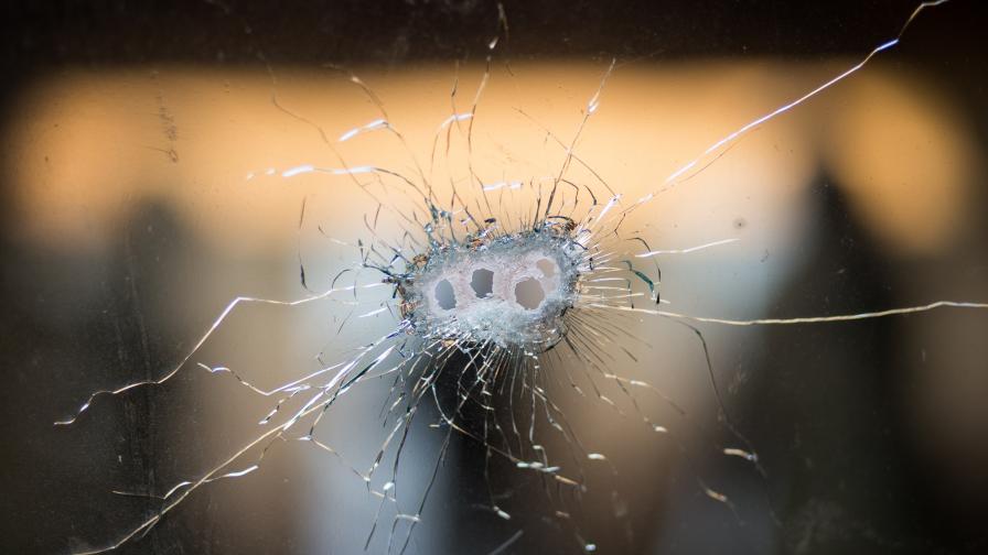 Неизвестни стреляха по къща в Русе, едва не улучиха бебе