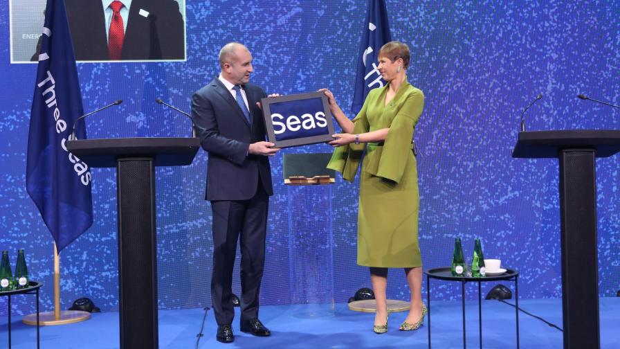 Румен Радев приема флага на инициативата "Три морета" от президента на Естония Керсти Калюлайд
