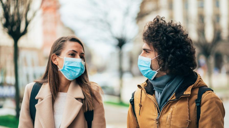 Британски епидемиолог предрече на света години носене на маски