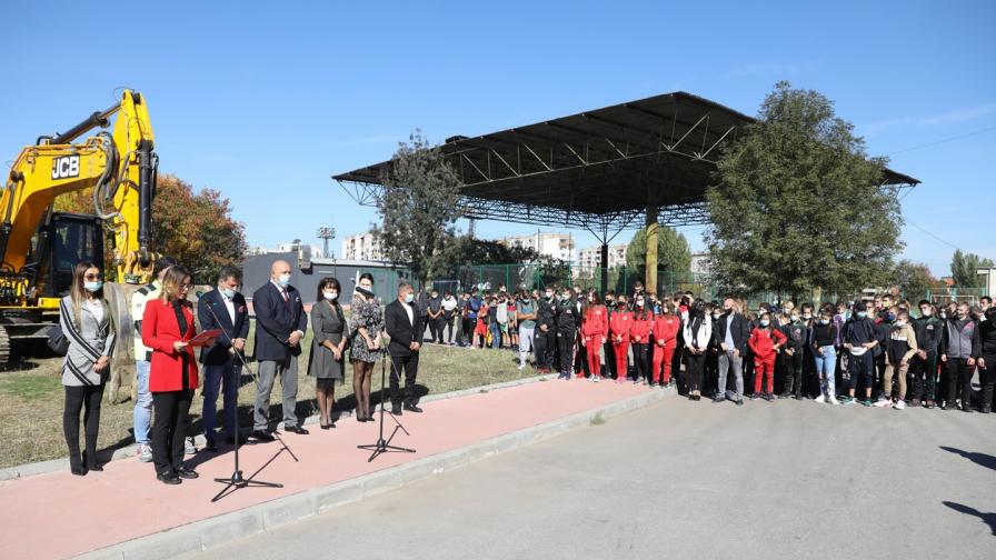 Министър Кралев направи първа копка на физкултурен салон в Пазарджик
