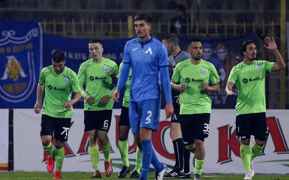 Левски и Черно море играят при резултат 1:2 в пореден